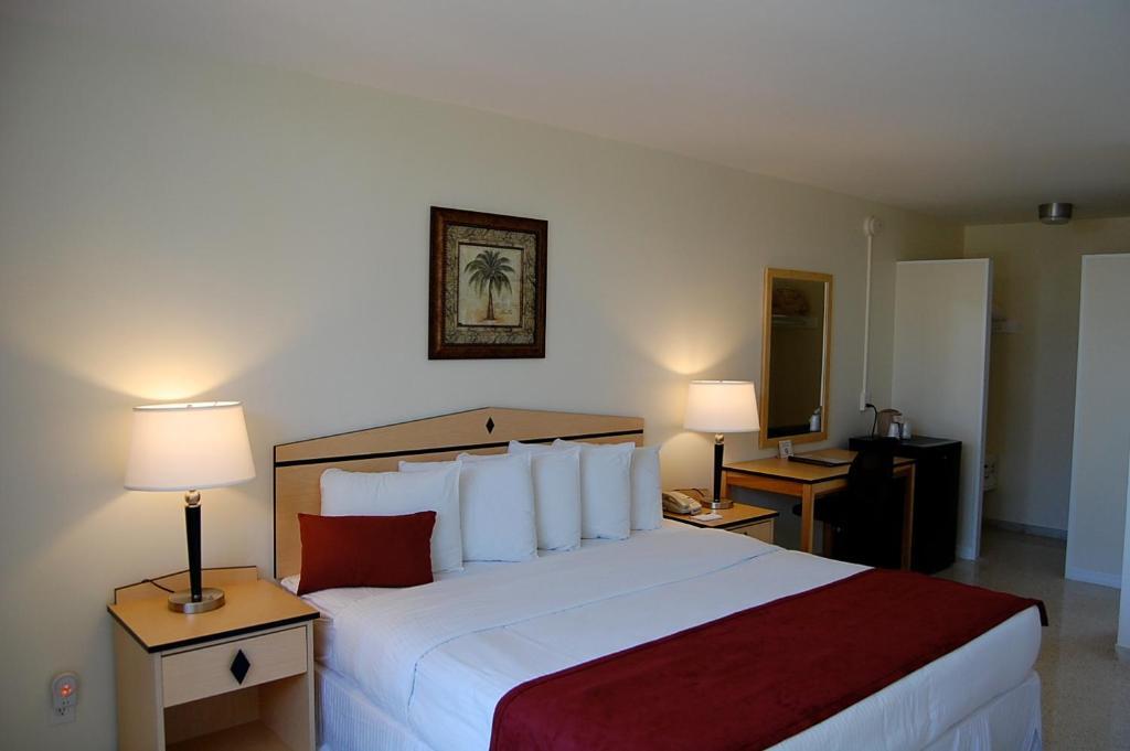 Alcazar Resort- Gay Mens Resort Fort Lauderdale Room photo